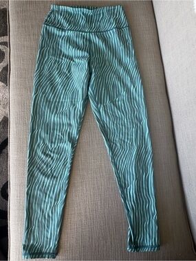 Spiritual Gangster Teal and White Wave-Stripe Leggings